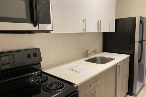 House in Miami, Florida 1 bedroom, 58.53 sq.m. № 1889751 - photo 2