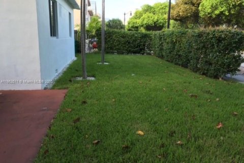House in Miami, Florida 1 bedroom, 58.53 sq.m. № 1889751 - photo 12