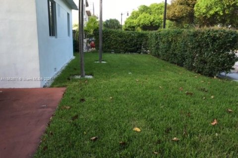 House in Miami, Florida 1 bedroom, 58.53 sq.m. № 1889751 - photo 13