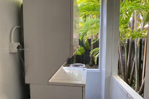House in Miami, Florida 1 bedroom, 58.53 sq.m. № 1889751 - photo 11
