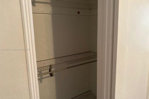 House in Miami, Florida 1 bedroom, 58.53 sq.m. № 1889751 - photo 5