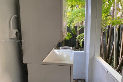 House in Miami, Florida 1 bedroom, 58.53 sq.m. № 1889751 - photo 10