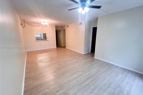 Condominio en alquiler en Coral Springs, Florida, 2 dormitorios, 78.04 m2 № 2054271 - foto 4