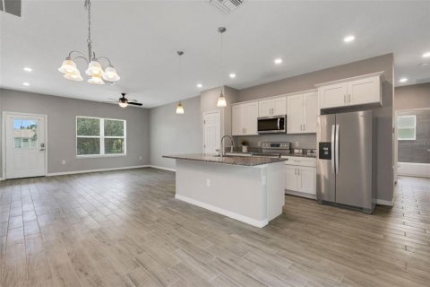 House in Poinciana, Florida 4 bedrooms, 154.87 sq.m. № 1885948 - photo 11