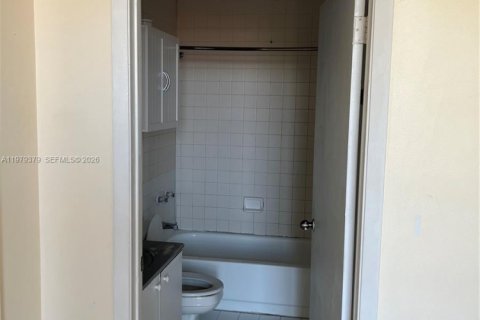 Copropriété à louer à Hialeah, Floride: 2 chambres, 77.11 m2 № 2043980 - photo 16