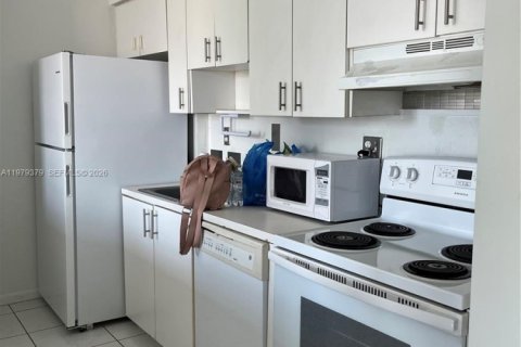 Copropriété à louer à Hialeah, Floride: 2 chambres, 77.11 m2 № 2043980 - photo 9