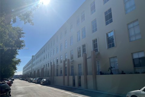 Copropriété à louer à Hialeah, Floride: 2 chambres, 77.11 m2 № 2043980 - photo 2