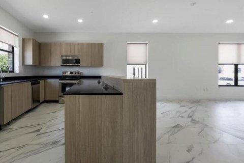Touwnhouse à louer à Miramar, Floride: 3 chambres, 139.73 m2 № 2387077 - photo 4