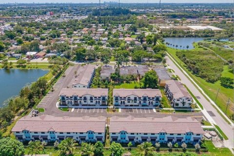 Touwnhouse à louer à Miramar, Floride: 3 chambres, 139.73 m2 № 2387077 - photo 2