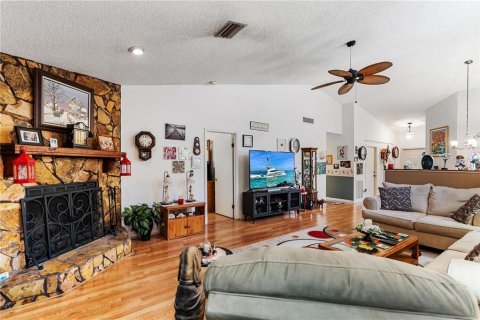 House in New Port Richey, Florida 3 bedrooms, 135.08 sq.m. № 1915461 - photo 5