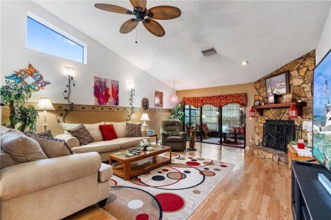 House in New Port Richey, Florida 3 bedrooms, 135.08 sq.m. № 1915461 - photo 4