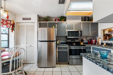 House in New Port Richey, Florida 3 bedrooms, 135.08 sq.m. № 1915461 - photo 12