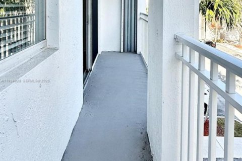 Condo in Palm Beach Gardens, Florida, 1 bedroom № 1983111 - photo 17