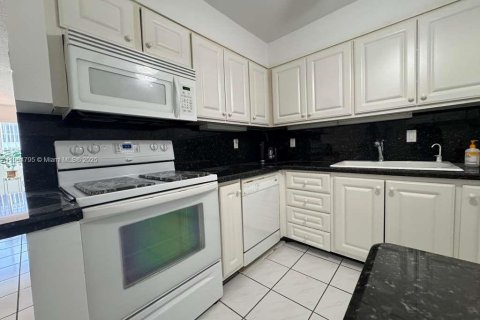 Condominio en alquiler en Fort Lauderdale, Florida, 2 dormitorios, 111.48 m2 № 1956519 - foto 2