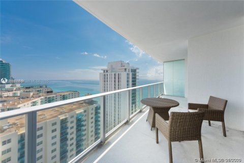 Condominio en venta en Hollywood, Florida, 2 dormitorios, 109.53 m2 № 1473830 - foto 1