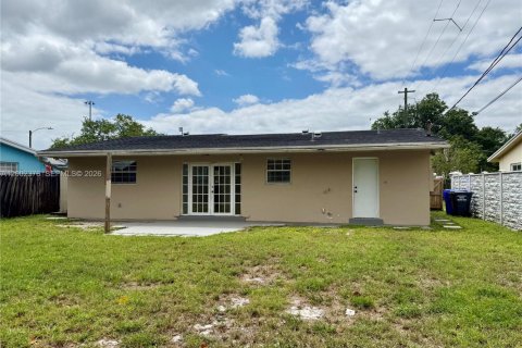 Снять в аренду виллу или дом в Холливуд, Флорида 3 спальни, 118.45м2, № 2066882 - фото 2