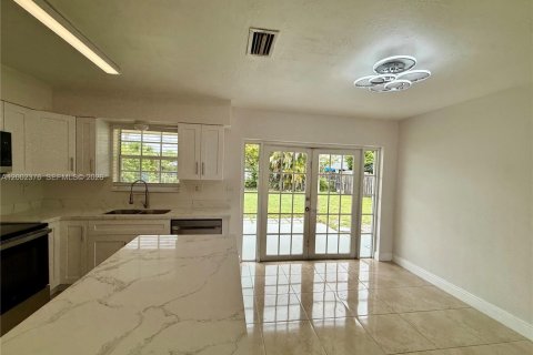 Снять в аренду виллу или дом в Холливуд, Флорида 3 спальни, 118.45м2, № 2066882 - фото 6