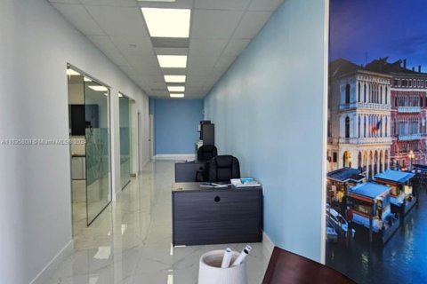 Commercial property in Miami, Florida № 1811544 - photo 3