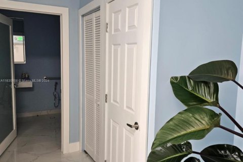 Commercial property in Miami, Florida № 1811544 - photo 5