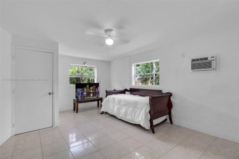 Купить виллу или дом в Норт-Майами, Флорида 4 спальни, 219.99м2, № 1971471 - фото 16