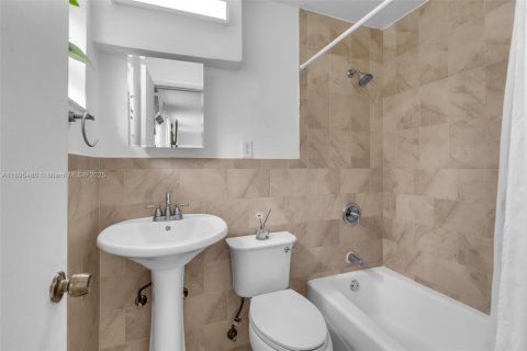 Купить виллу или дом в Норт-Майами, Флорида 4 спальни, 219.99м2, № 1971471 - фото 28