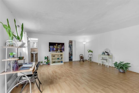 Купить виллу или дом в Норт-Майами, Флорида 4 спальни, 219.99м2, № 1971471 - фото 27