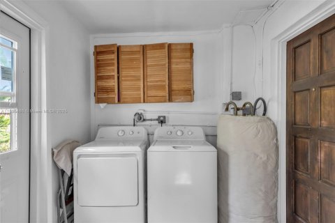 Купить виллу или дом в Норт-Майами, Флорида 4 спальни, 219.99м2, № 1971471 - фото 21