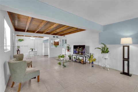 Купить виллу или дом в Норт-Майами, Флорида 4 спальни, 219.99м2, № 1971471 - фото 8