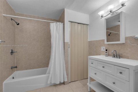 Купить виллу или дом в Норт-Майами, Флорида 4 спальни, 219.99м2, № 1971471 - фото 24