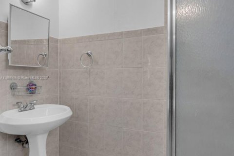 Купить виллу или дом в Норт-Майами, Флорида 4 спальни, 219.99м2, № 1971471 - фото 20