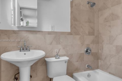 Купить виллу или дом в Норт-Майами, Флорида 4 спальни, 219.99м2, № 1971471 - фото 29