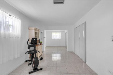 Купить виллу или дом в Норт-Майами, Флорида 4 спальни, 219.99м2, № 1971471 - фото 14