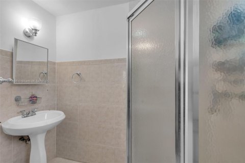 Купить виллу или дом в Норт-Майами, Флорида 4 спальни, 219.99м2, № 1971471 - фото 19