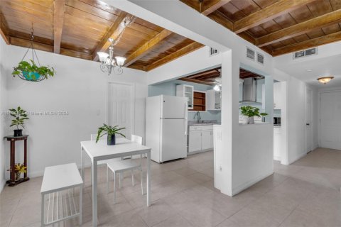 Купить виллу или дом в Норт-Майами, Флорида 4 спальни, 219.99м2, № 1971471 - фото 10