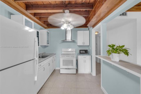 Купить виллу или дом в Норт-Майами, Флорида 4 спальни, 219.99м2, № 1971471 - фото 11