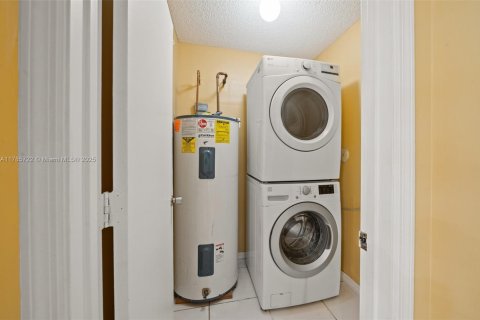 House in Pembroke Pines, Florida 3 bedrooms, 169.18 sq.m. № 1738345 - photo 23