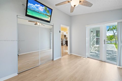 House in Pembroke Pines, Florida 3 bedrooms, 169.18 sq.m. № 1738345 - photo 15