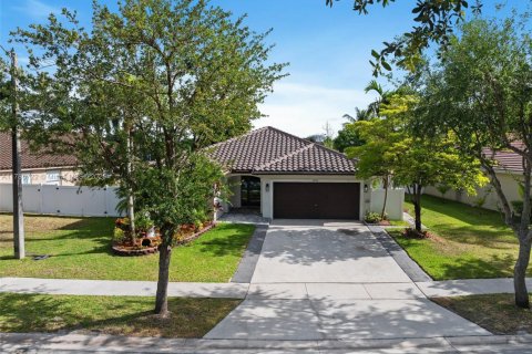 House in Pembroke Pines, Florida 3 bedrooms, 169.18 sq.m. № 1738345 - photo 2