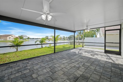 House in Pembroke Pines, Florida 3 bedrooms, 169.18 sq.m. № 1738345 - photo 25