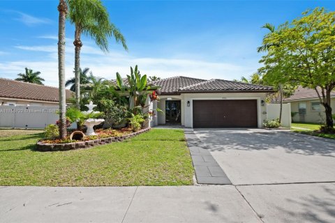 House in Pembroke Pines, Florida 3 bedrooms, 169.18 sq.m. № 1738345 - photo 1