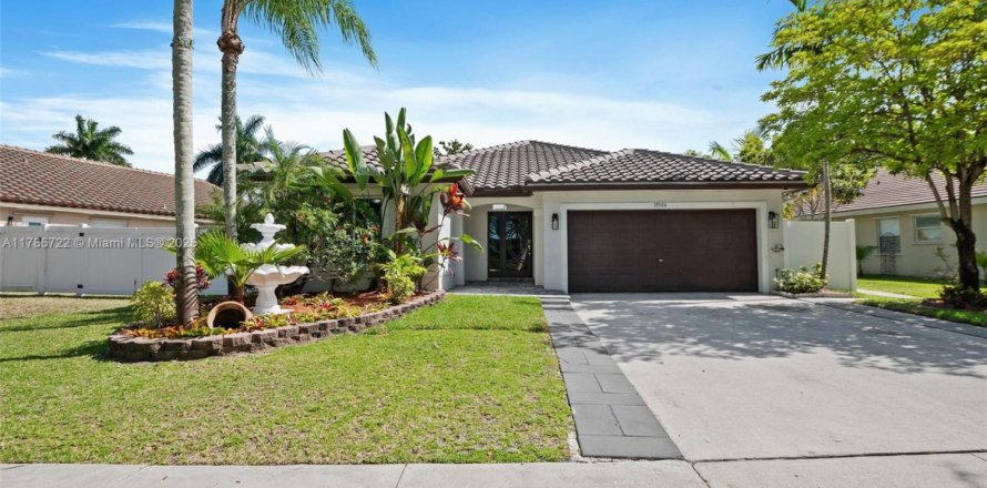 House in Pembroke Pines, Florida 3 bedrooms, 169.18 sq.m. № 1738345