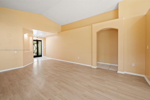 House in Pembroke Pines, Florida 3 bedrooms, 169.18 sq.m. № 1738345 - photo 7