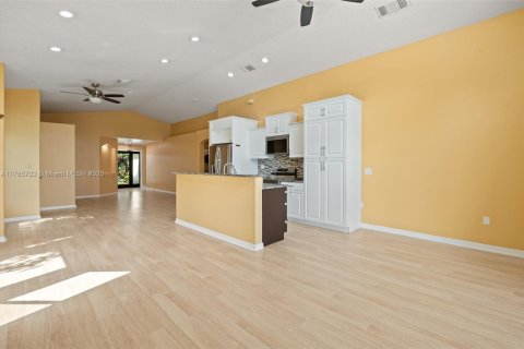 House in Pembroke Pines, Florida 3 bedrooms, 169.18 sq.m. № 1738345 - photo 11