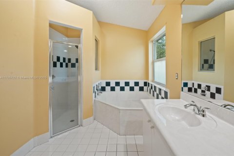 House in Pembroke Pines, Florida 3 bedrooms, 169.18 sq.m. № 1738345 - photo 19