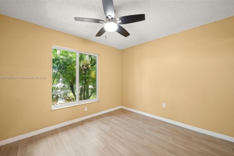 House in Pembroke Pines, Florida 3 bedrooms, 169.18 sq.m. № 1738345 - photo 20