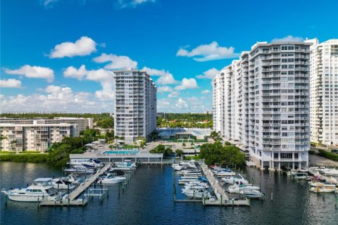Condo in Aventura, Florida, 2 bedrooms  № 2341099 - photo 11