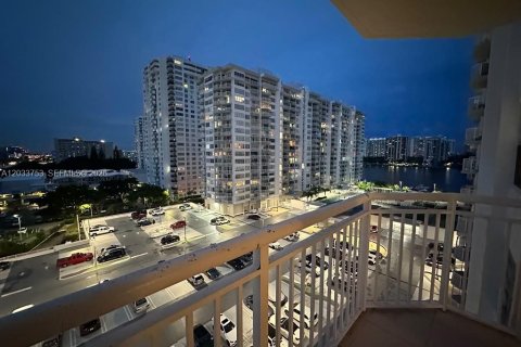 Condo in Aventura, Florida, 2 bedrooms  № 2341099 - photo 28