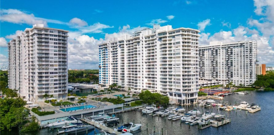 Condo in Aventura, Florida, 2 bedrooms  № 2341099