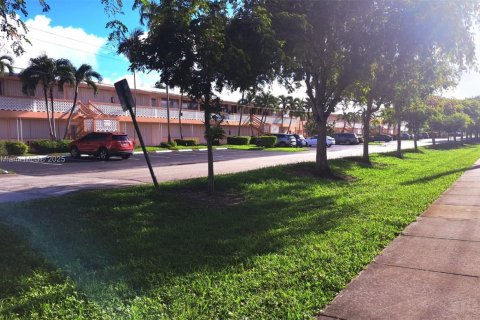 Condo in Hallandale Beach, Florida, 1 bedroom  № 1929554 - photo 1