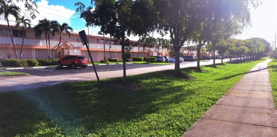 Condo in Hallandale Beach, Florida, 1 bedroom  № 1929554